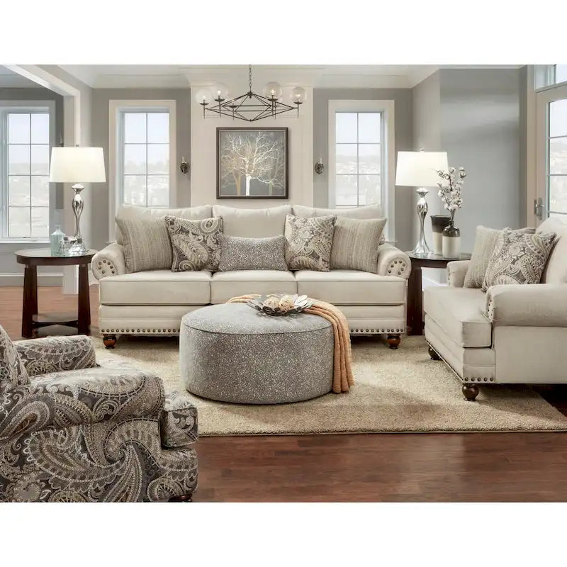 Fauteuil d'appoint motif cachemire beige avec accoudoirs arrondis et pieds tournés
