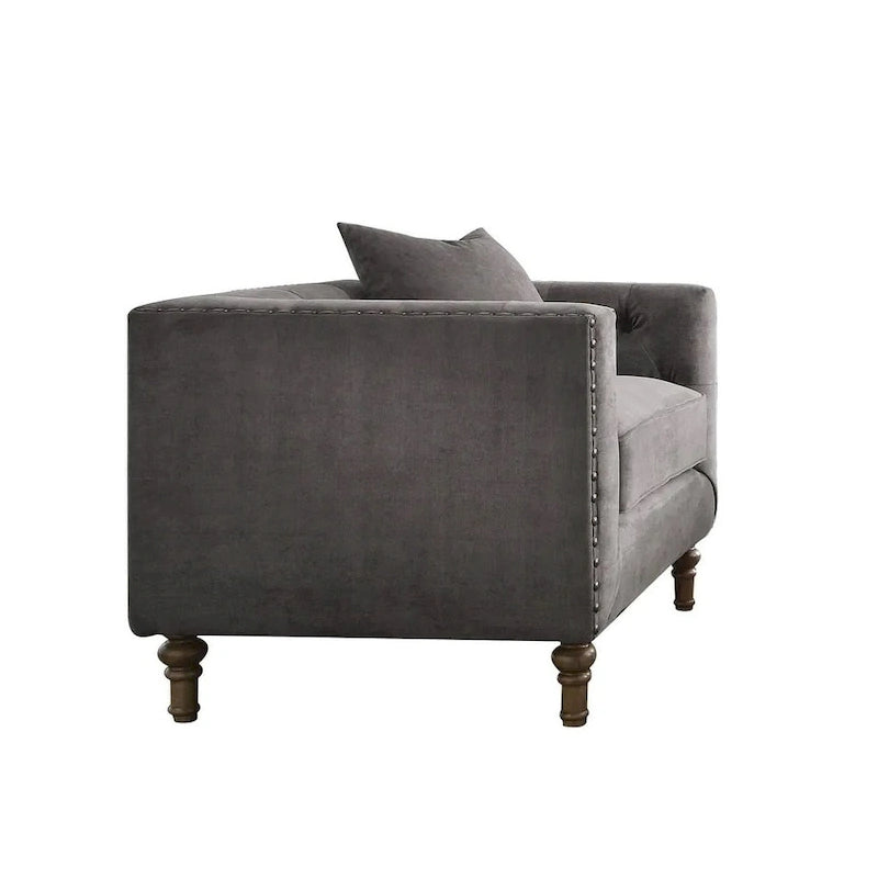 Fauteuil capitonné en velours gris avec cadre en laiton vieilli et coussin décoratif, 41"x31"x34"