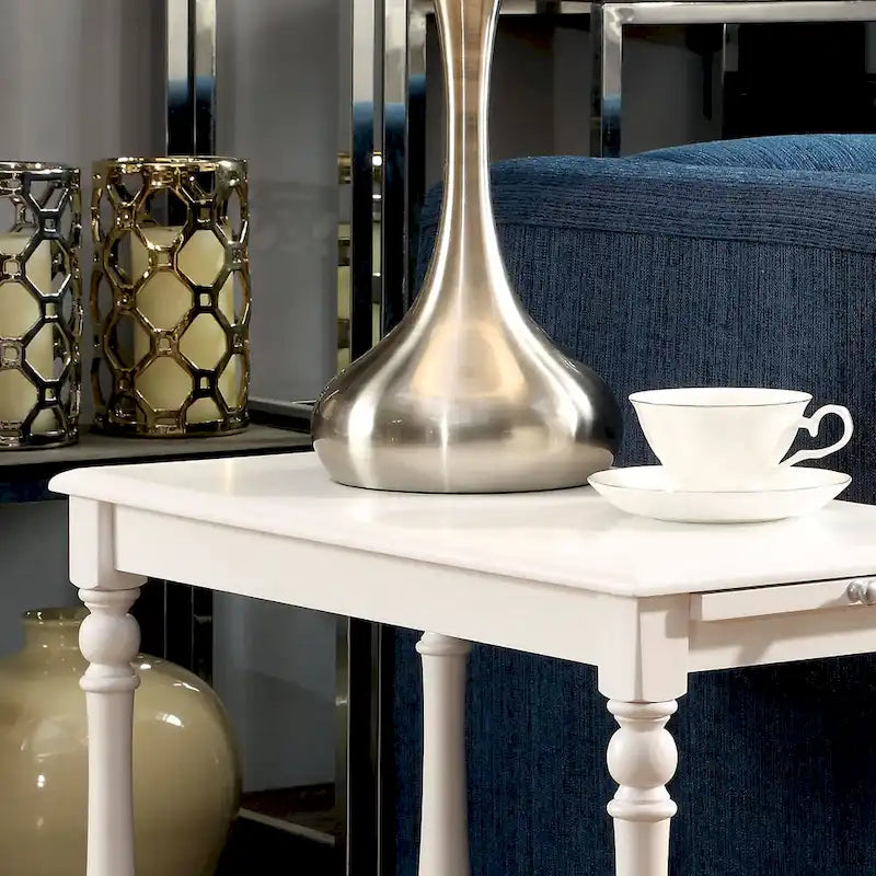 Table d'appoint Quam Farmhouse blanche de 25 po en bois massif avec 1 étagère
