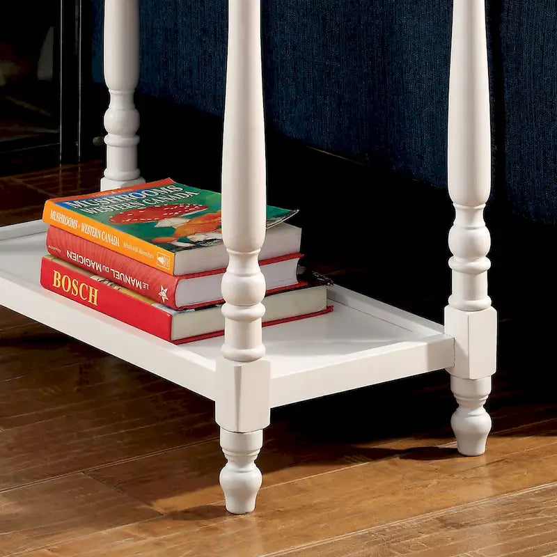 Table d'appoint Quam Farmhouse blanche de 25 po en bois massif avec 1 étagère