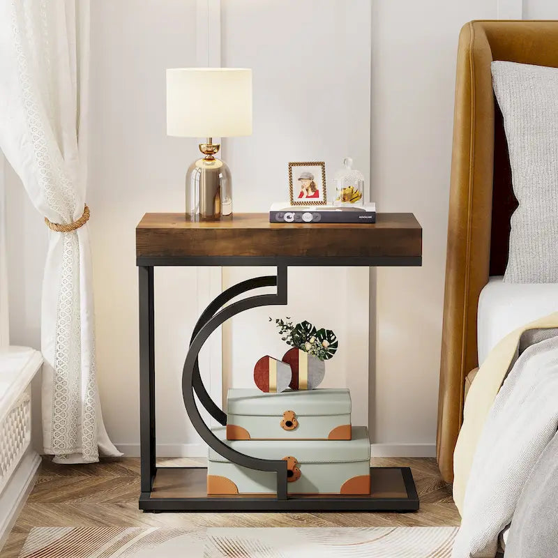 Table d'appoint en C avec plateau en faux marbre et structure dorée