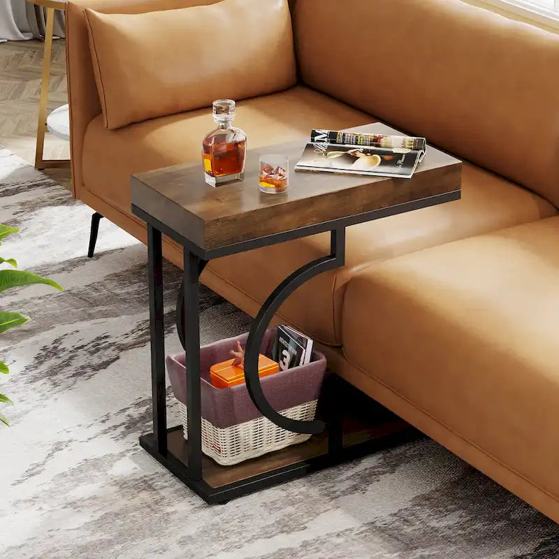 Table d'appoint en C avec plateau en faux marbre et structure dorée