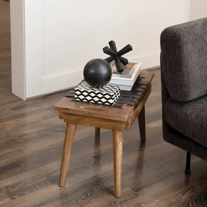 Tabouret en bois de manguier avec assise en cuir tressé